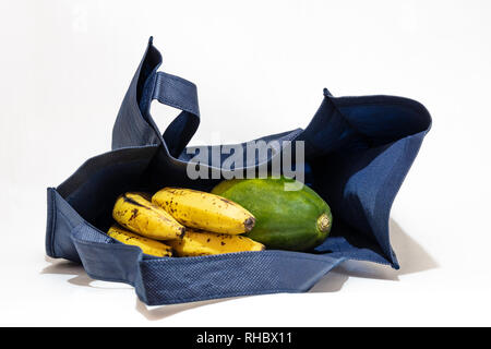 Wiederverwendbare Shopping/grocery Bag mit Früchten auf weißem Hintergrund Stockfoto