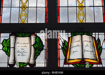 Nassau, Bahamas - 02. Dezember 2015: Artwork der Glasfenster mit der Schrift schreiben auf eine geöffnete Schriftrolle und Bibel in Christ Church Cathedral Stockfoto