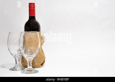 Flasche Rotwein und zwei Weingläser. Silvester feiern Jahrestag Valentinstag Geburtstag Stockfoto
