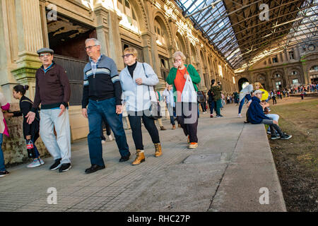 MONTEVIDEO, URUGUAY, Oktober - 2018 - Menschen zu Fuß auf alten Plattform an verlassenen alten Bahnhof in Montevideo, Uruguay Stockfoto