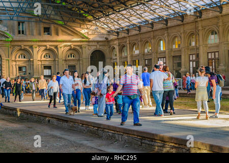 MONTEVIDEO, URUGUAY, Oktober - 2018 - Menschen zu Fuß auf alten Plattform an verlassenen alten Bahnhof in Montevideo, Uruguay Stockfoto