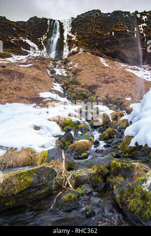 Island Sehenswürdigkeiten die große Wasserfälle Seljalandsfoss in einem Winter mit Schnee und Eis. Stockfoto