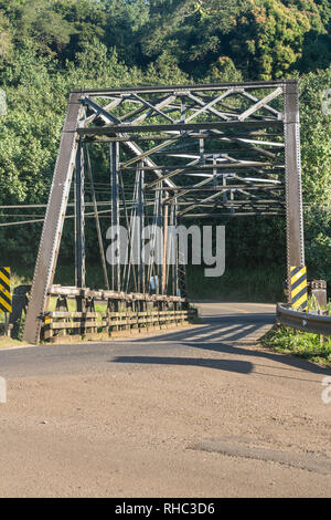 Alte Stahlbrücke auf Straße zu Hanalei, Kauai Stockfoto