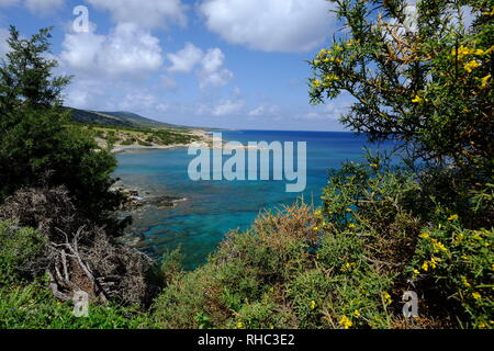 Blick auf die Strände und Lagunen auf der nördlichen Küste Zyperns, in der Nähe der Bäder der Aphrodite, Zypern, Griechenland Stockfoto