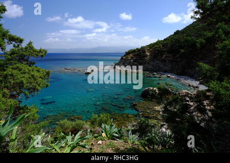 Blick auf die Strände und Lagunen auf der nördlichen Küste Zyperns, in der Nähe der Bäder der Aphrodite, Zypern, Griechenland Stockfoto