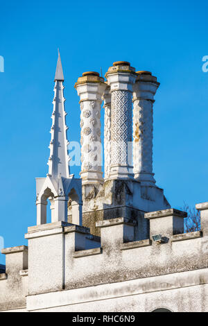 Reich verzierte Schornsteine, battlementws und Dachreiter auf Strawberry Hill House, einem Neugotischen villa in Twickenham, London, gebaut von Horace Walpole Stockfoto