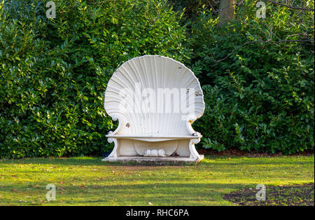 Die großen Rokoko shell Bank in den Gärten von Strawberry Hill House, einem Neugotischen villa in Twickenham, London SW gebaut von Horace Walpole Stockfoto