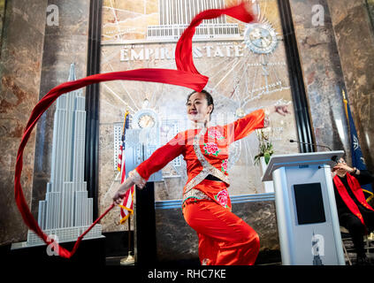 New York, USA. 1 Feb, 2019. Ein Tänzer, der während der Zeremonie für chinesische Frühlingsfest am Empire State Building in Manhattan, New York, USA, Nov. 1, 2019. Die Oberseite der Sehenswürdigkeiten Empire State Building in Manhattan Leuchten in Rot, Blau und Gelb auf die Nächte der kommenden Montag und Dienstag das chinesische Neujahrsfest, das am 5. Februar dieses Jahres zu feiern. Credit: Wang Ying/Xinhua/Alamy leben Nachrichten Stockfoto