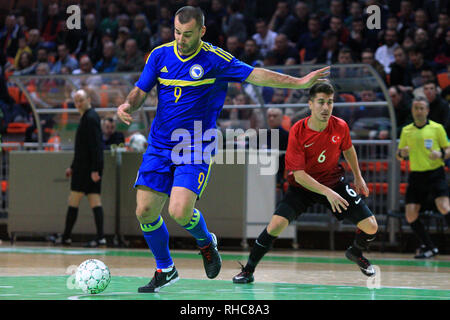 (190202) - ZENICA, Februar 2, 2019 (Xinhua) Nermin Kahvedzic (L) von Bosnien und Herzegowina konkurriert bei der Gruppe F dritte Vorrunde Spiel der Qualifikation für die FIFA Futsal-Weltmeisterschaft 2020 gegen die Türkei in Zenica, Bosnien und Herzegowina (BiH) am Februar 1, 2019. (Xinhua / nedim Grabovica) Stockfoto