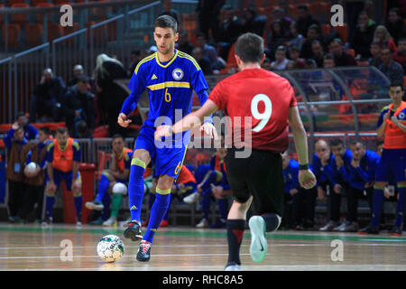 (190202) - ZENICA, Februar 2, 2019 (Xinhua) Srdjan Ivankovic (L) von Bosnien und Herzegowina konkurriert bei der Gruppe F dritte Vorrunde Spiel der Qualifikation für die FIFA Futsal-Weltmeisterschaft 2020 gegen die Türkei in Zenica, Bosnien und Herzegowina (BiH) am Februar 1, 2019. (Xinhua / nedim Grabovica) Stockfoto