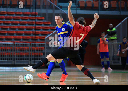 (190202) - ZENICA, Februar 2, 2019 (Xinhua) Dejan Pavlovic (L) von Bosnien und Herzegowina konkurriert bei der Gruppe F dritte Vorrunde Spiel der Qualifikation für die FIFA Futsal-Weltmeisterschaft 2020 gegen die Türkei in Zenica, Bosnien und Herzegowina (BiH) am Februar 1, 2019. (Xinhua / nedim Grabovica) Stockfoto