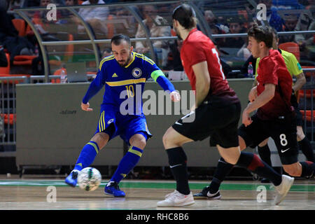 (190202) - ZENICA, Februar 2, 2019 (Xinhua) Anel Radmilovic (L) von Bosnien und Herzegowina konkurriert bei der Gruppe F dritte Vorrunde Spiel der Qualifikation für die FIFA Futsal-Weltmeisterschaft 2020 gegen die Türkei in Zenica, Bosnien und Herzegowina (BiH) am Februar 1, 2019. (Xinhua / nedim Grabovica) Stockfoto