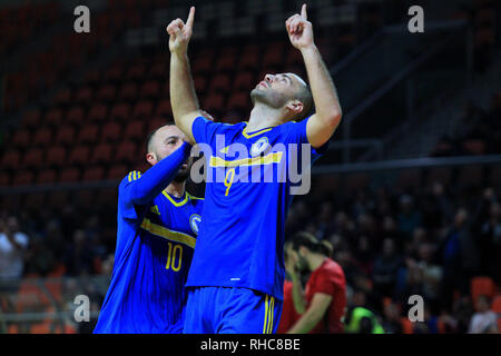 (190202) - ZENICA, Februar 2, 2019 (Xinhua) Nermin Kahvedzic (R) von Bosnien und Herzegowina feiert während der Gruppe F dritte Vorrunde Spiel der Qualifikation für die FIFA Futsal-Weltmeisterschaft 2020 gegen die Türkei in Zenica, Bosnien und Herzegowina (BiH) am Februar 1, 2019. (Xinhua / nedim Grabovica) Stockfoto