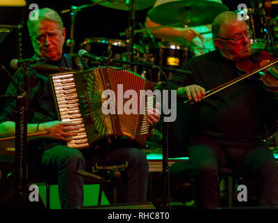 Glasgow, Schottland, Großbritannien. 1. Februar, 2019. Die in der Glasgow Royal Concert Hall für Transatlantische Sitzungen während Celtic Connections 2019, ist die house band, geführt von Aly Bain und Dobro Virtuosen, Jerry Douglas, mit Russ Barenberg, Phil Cunningham, John Doyle, Michael McGoldrick, John McCusker, Donald Shaw, Daniel Kimbro, und James Mackintosh. Schottische Folk Musiker, Phil Cunningham und Aly Bain, dargestellt. Celtic Connections ist der größte Winter Music Festival seiner Art, und Premier Feier des VK im Bereich der keltischen Musik. Iain McGuinness/Alamy leben Nachrichten Stockfoto