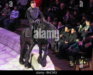 Kiew, Ukraine. 01 Feb, 2019. Zirkus Künstler gesehen, die mit einem Pferd während der Show. Die neue internationale Show "Schwarz und weiß" der Deutschen modernen Zirkus an der Ukrainischen Nationalen Circus in Kiew, Ukraine. Die Show wird vom 2. Februar bis 21. April. Credit: SOPA Images Limited/Alamy leben Nachrichten Stockfoto