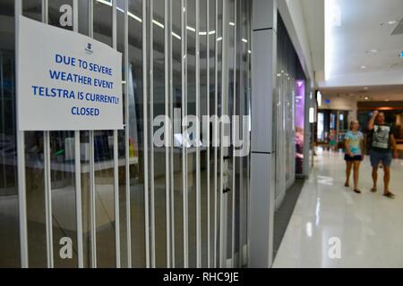 Telstra gekauft aufgrund der extremen Wetter geschlossen, Innen Stockland Shopping Center als Townsville Hochwasser, Überschwemmung weiter verschlechtert, wie die sintflut fortgesetzt und mehr Wasser aus dem prallen Ross River dam freigegeben das Scheitern der Staumauer zu verhindern. Townsville, Queensland, Australien Stockfoto