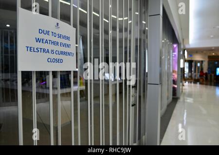 Telstra gekauft aufgrund der extremen Wetter geschlossen, Innen Stockland Shopping Center als Townsville Hochwasser, Überschwemmung weiter verschlechtert, wie die sintflut fortgesetzt und mehr Wasser aus dem prallen Ross River dam freigegeben das Scheitern der Staumauer zu verhindern. Townsville, Queensland, Australien Stockfoto