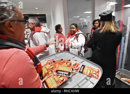 Atlanta, GA, USA. 28 Jan, 2019. Team ATL Freiwillige geben Handwärmer mit anderen Freiwilligen nach der Registrierung auf der Team ATL-Hauptquartier für die Super Bowl 53 auf AmericasMart Atlanta in Atlanta, GA. Austin McAfee/CSM/Alamy leben Nachrichten Stockfoto