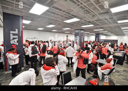 Atlanta, GA, USA. 28 Jan, 2019. Team ATL Freiwillige sammeln gemeinsam durch die Gruppe nach der Registrierung auf der Team ATL-Hauptquartier für die Super Bowl 53 auf AmericasMart Atlanta in Atlanta, GA. Austin McAfee/CSM/Alamy leben Nachrichten Stockfoto