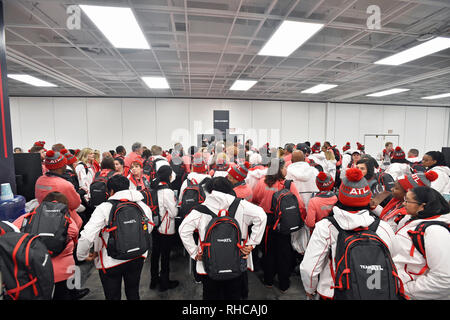 Atlanta, GA, USA. 28 Jan, 2019. Team ATL Freiwillige sammeln gemeinsam durch die Gruppe nach der Registrierung auf der Team ATL-Hauptquartier für die Super Bowl 53 auf AmericasMart Atlanta in Atlanta, GA. Austin McAfee/CSM/Alamy leben Nachrichten Stockfoto