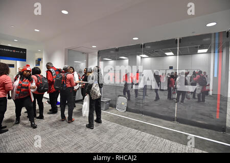 Atlanta, GA, USA. 28 Jan, 2019. Team ATL Freiwillige geben Handwärmer mit anderen Freiwilligen nach der Registrierung auf der Team ATL-Hauptquartier für die Super Bowl 53 auf AmericasMart Atlanta in Atlanta, GA. Austin McAfee/CSM/Alamy leben Nachrichten Stockfoto