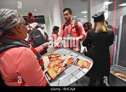 Atlanta, GA, USA. 28 Jan, 2019. Team ATL Freiwillige geben Handwärmer mit anderen Freiwilligen nach der Registrierung auf der Team ATL-Hauptquartier für die Super Bowl 53 auf AmericasMart Atlanta in Atlanta, GA. Austin McAfee/CSM/Alamy leben Nachrichten Stockfoto