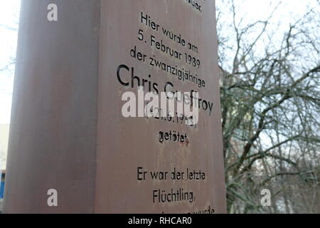 Berlin, Deutschland. 31 Jan, 2019. Die Gedenkstätte Spalte am Britzer Zweig canal erinnert an Chris Gueffroy, der letzte Flüchtling an der Berliner Mauer erschossen. Vor 30 Jahren, am 5. Februar 1989, die junge Ost Berliner starb, als wollte er die Grenzanlagen mit einem Freund zu überwinden. Quelle: Sven Braun/dpa/Alamy leben Nachrichten Stockfoto