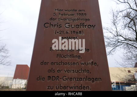 31 Januar 2019, Deutschland (Deutsch), Berlin: Die Gedenkstätte Spalte am Britzer Zweig canal erinnert an Chris Gueffroy, der letzte Flüchtling an der Berliner Mauer erschossen. Vor 30 Jahren, am 5. Februar 1989, die junge Ost Berliner starb, als wollte er die Grenzanlagen mit einem Freund zu überwinden. Foto: Sven Braun/dpa Stockfoto
