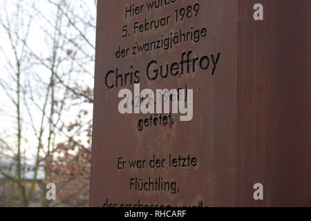 31 Januar 2019, Deutschland (Deutsch), Berlin: Die Gedenkstätte Spalte am Britzer Zweig canal erinnert an Chris Gueffroy, der letzte Flüchtling an der Berliner Mauer erschossen. Vor 30 Jahren, am 5. Februar 1989, die junge Ost Berliner starb, als wollte er die Grenzanlagen mit einem Freund zu überwinden. Foto: Sven Braun/dpa Stockfoto