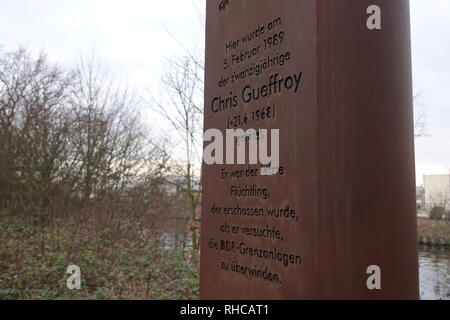 31 Januar 2019, Deutschland (Deutsch), Berlin: Die Gedenkstätte Spalte am Britzer Zweig canal erinnert an Chris Gueffroy, der letzte Flüchtling an der Berliner Mauer erschossen. Vor 30 Jahren, am 5. Februar 1989, die junge Ost Berliner starb, als wollte er die Grenzanlagen mit einem Freund zu überwinden. Foto: Sven Braun/dpa Stockfoto