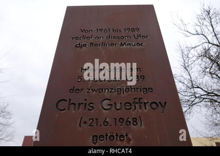 31 Januar 2019, Deutschland (Deutsch), Berlin: Die Gedenkstätte Spalte am Britzer Zweig canal erinnert an Chris Gueffroy, der letzte Flüchtling an der Berliner Mauer erschossen. Vor 30 Jahren, am 5. Februar 1989, die junge Ost Berliner starb, als wollte er die Grenzanlagen mit einem Freund zu überwinden. Foto: Sven Braun/dpa Stockfoto