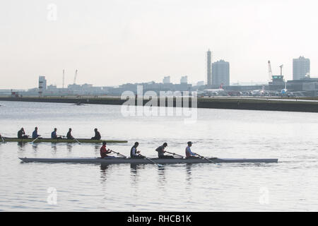 London, Großbritannien. 2 Feb, 2019. Die ruderer auf die Royal Docks neben der Landebahn als London City Airport in Docklands öffnet wieder nach schweren Schnee gezwungen, der Flughafen geschlossen werden, wobei die Ebenen geerdet und Flugannullierungen Credit: Amer ghazzal/Alamy leben Nachrichten Stockfoto