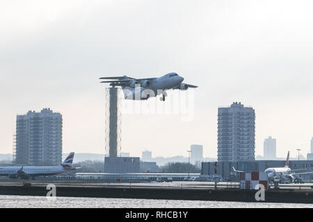 London, Großbritannien. 2 Feb, 2019. Kommerzielle Flüge wieder am London City Airport in Docklands nach schweren Schnee zwingt die Start- und Landebahn Verschlüsse und Flugannullierungen Credit: Amer ghazzal/Alamy leben Nachrichten Stockfoto