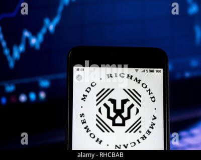 Kiew, Ukraine. 2 Feb, 2019. MDC Holdings Company Logo gesehen auf einem Smartphone angezeigt. Quelle: Igor Golovniov/SOPA Images/ZUMA Draht/Alamy leben Nachrichten Stockfoto