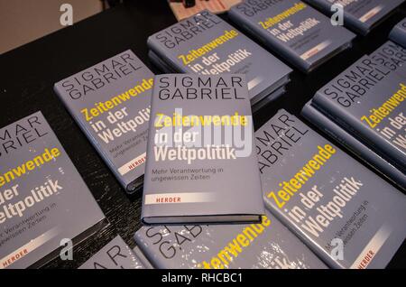 München, Bayern, Deutschland. 2 Feb, 2019. In seinem neuen Buch Zeitenwende in der Politik, der ehemalige deutsche Außenminister und Vizekanzler SIGMAR GABRIEL erschien in München mit anderen SPD-Bundestagsabgeordnete Florian Post. Gabriel und Post diskutierten Themen einschließlich der Fragen rund um die US-Partnerschaft mit Europa, in dem die ehemaligen nicht mehr verantwortlich für die Sicherheit der Letzteren fühlt. Weitere Themen waren ein Mangel an Zusammenhalt der Europäischen Union, der NATO, der rechte Radikalismus und China. Gabriel trat von seinem Amt als Außenminister im Jahr 2018 und seit der rechten extr Stockfoto