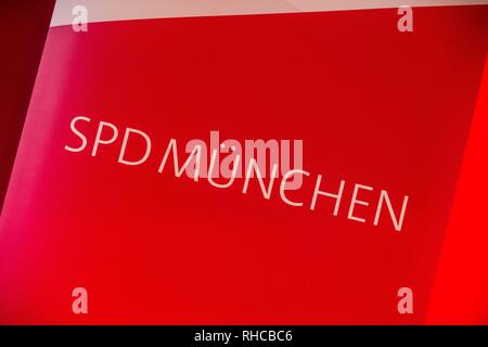 München, Bayern, Deutschland. 2 Feb, 2019. In seinem neuen Buch Zeitenwende in der Politik, der ehemalige deutsche Außenminister und Vizekanzler SIGMAR GABRIEL erschien in München mit anderen SPD-Bundestagsabgeordnete Florian Post. Gabriel und Post diskutierten Themen einschließlich der Fragen rund um die US-Partnerschaft mit Europa, in dem die ehemaligen nicht mehr verantwortlich für die Sicherheit der Letzteren fühlt. Weitere Themen waren ein Mangel an Zusammenhalt der Europäischen Union, der NATO, der rechte Radikalismus und China. Gabriel trat von seinem Amt als Außenminister im Jahr 2018 und seit der rechten extr Stockfoto