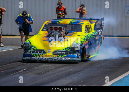 Portland, Victoria, Australien. 2 Feb, 2019. WildBunch aufgeladenen Outlaw Michael Trahar in seinem Studebaker Customline mit einem Chevrolet 545 während des Qualifyings. Credit: Brett Keating/Alamy leben Nachrichten Stockfoto