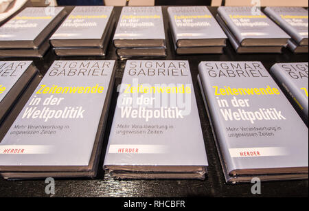 München, Bayern, Deutschland. 2 Feb, 2019. In seinem neuen Buch Zeitenwende in der Politik, der ehemalige deutsche Außenminister und Vizekanzler SIGMAR GABRIEL erschien in München mit anderen SPD-Bundestagsabgeordnete Florian Post. Gabriel und Post diskutierten Themen einschließlich der Fragen rund um die US-Partnerschaft mit Europa, in dem die ehemaligen nicht mehr verantwortlich für die Sicherheit der Letzteren fühlt. Weitere Themen waren ein Mangel an Zusammenhalt der Europäischen Union, der NATO, der rechte Radikalismus und China. Gabriel trat von seinem Amt als Außenminister im Jahr 2018 und seit der rechten extr Stockfoto