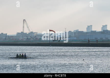 London, Großbritannien. 2. Februar 2019. Ein Flugzeug hebt ab am London City Airport in Docklands als kommerzielle Flüge nach schweren Schnee gezwungen Flugzeuge am Boden zu und Flugannullierungen Credit: Amer ghazzal/Alamy Leben Nachrichten werden Stockfoto