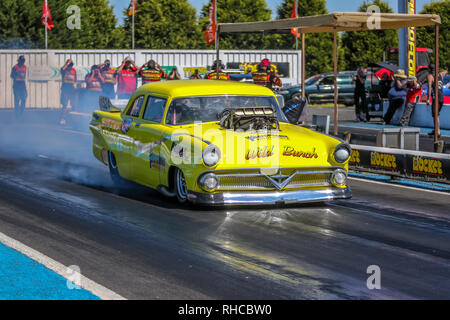 Portland, Victoria, Australien. 2 Feb, 2019. WildBunch aufgeladenen Outlaw Mark Hunt in seinem Ford 1956 Customline während des Qualifyings. Credit: Brett Keating/Alamy leben Nachrichten Stockfoto