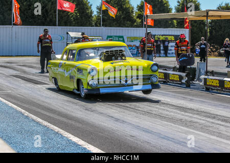 Portland, Victoria, Australien. 2 Feb, 2019. WildBunch aufgeladenen Outlaw Mark Hunt in seinem Ford 1956 Customline während des Qualifyings. Credit: Brett Keating/Alamy leben Nachrichten Stockfoto