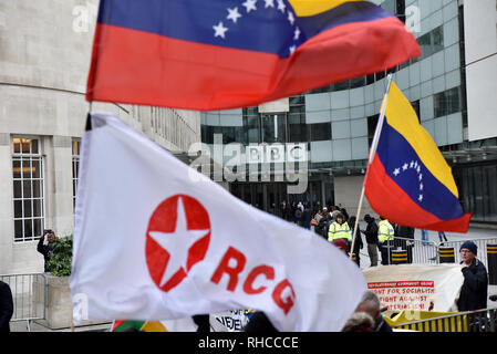 BBC, Portland Place, London, UK. 2 Feb, 2019. Demonstranten vor der BBC in London protestieren gegen "Kein Putsch in Venezuela! Nicht mehr die Medien lügen!" Demonstration durch Revolutionäre Kommunistische Gruppe und Hände weg von Venezuela organisiert! Quelle: Matthew Chattle/Alamy leben Nachrichten Stockfoto