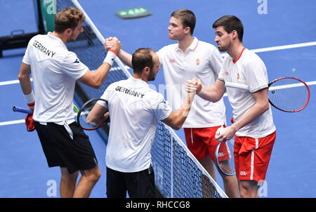 02 Februar 2019, Hessen, Frankfurt/Main: Tennis: Davis Cup, Qualifikation Deutschland - Ungarn, verdoppelt in der Fraport Arena. Deutschlands Jan-Lennard Struff (L-R) und Tim Pütz Hände schütteln mit ihren ungarischen Gegner Peter Nagy und Gabor Borsos nach ihrem Doppelsieg. Foto: Arne Dedert/dpa Stockfoto