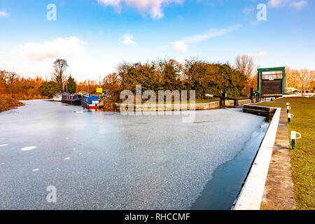 Northampton. Großbritannien 2. Februar 2019. Eine harte Nacht Frost und Temperaturen 0° auch hat das Wasser bei Weston Favell Lock auf dem Fluss Nene eingefroren. Credit: Keith J Smith./Alamy leben Nachrichten Stockfoto