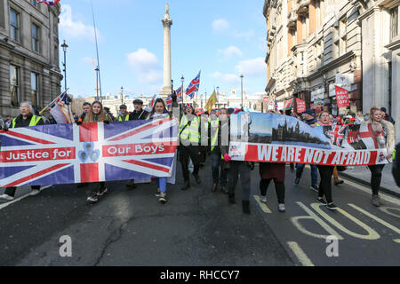 London, Großbritannien. 2 Feb, 2019. Gelbe Weste protestieren. Mitglieder Protest in Trafalgar Square und in den umliegenden Straßen fordern eine echte Brexit planen. Credit: Penelope Barritt/Alamy leben Nachrichten Stockfoto