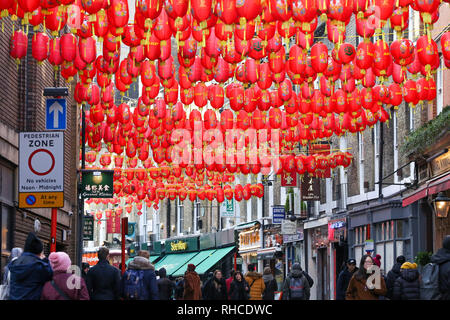 China Town. London, Großbritannien, 2. Feb 2019 - Neue Chinesische Laternen hängt in LondonÕs China Town, wie es für das chinesische Neujahrsfest vorbereitet - das Jahr des Schweins. Das chinesische Neujahr beginnt offiziell am 5. Februar und endet am 19. Februar 2019. Credit: Dinendra Haria/Alamy leben Nachrichten Stockfoto