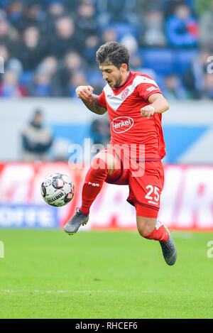 Deutschland. Sinsheim, 02 Feb, 2019. Fussball: Bundesliga 1899 Hoffenheim - Fortuna Düsseldorf, den 20. Spieltag in der PreZero Arena. Der Düsseldorfer Matthias Zimmermann spielt den Ball. Foto: Uwe Anspach/dpa - WICHTIGER HINWEIS: In Übereinstimmung mit den Anforderungen der DFL Deutsche Fußball Liga oder der DFB Deutscher Fußball-Bund, Es ist verboten zu verwenden oder verwendet Fotos im Stadion und/oder das Spiel in Form von Bildern und/oder Videos - wie Foto Sequenzen getroffen haben./dpa/Alamy Leben Nachrichten Quelle: dpa Picture alliance/Alamy Leben Nachrichten Quelle: dpa Picture alliance/Alamy leben Nachrichten Stockfoto