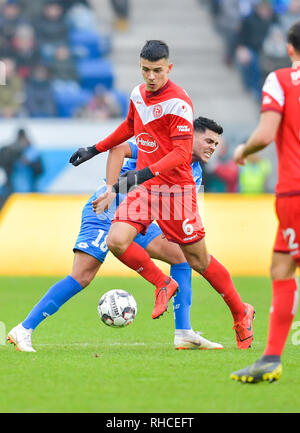 Deutschland. Sinsheim, 02 Feb, 2019. Fussball: Bundesliga 1899 Hoffenheim - Fortuna Düsseldorf, den 20. Spieltag in der PreZero Arena. Von 1899 Hoffenheim Nadiem Amiri (zurück) und der Düsseldorfer Alfredo Morales kämpfen um den Ball. Foto: Uwe Anspach/dpa - WICHTIGER HINWEIS: In Übereinstimmung mit den Anforderungen der DFL Deutsche Fußball Liga oder der DFB Deutscher Fußball-Bund, Es ist verboten zu verwenden oder verwendet Fotos im Stadion und/oder das Spiel in Form von Bildern und/oder Videos - wie Foto Sequenzen getroffen haben./dpa/Alamy Leben Nachrichten Quelle: dpa Picture alliance/Alamy Leben Nachrichten Quelle: dpa Bild Stockfoto