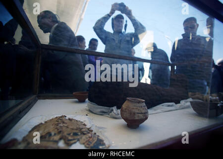 Minya, Ägypten. 2 Feb, 2019. Leute schauen auf die neu entdeckten Relikte aus alten Gräbern in Tuna El-Gebel Nekropole von Minya Provinz südlich der Hauptstadt Kairo, Ägypten, Feb 2, 2019. Der ägyptische Minister für altertümer am Samstag angekündigt, die Entdeckung von drei alte Gräber mit mehr als 40 gut erhaltene Mumien in Tuna El-Gebel Nekropole von Minya Provinz südlich der Hauptstadt Kairo. Credit: Ahmed Gomaa/Xinhua/Alamy leben Nachrichten Stockfoto