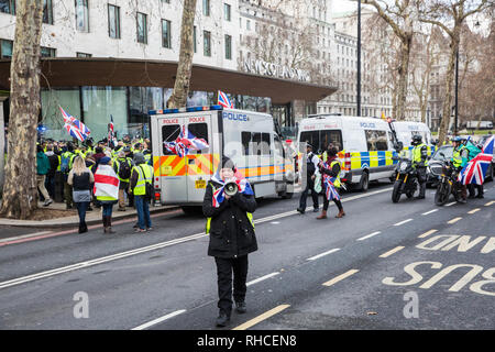 London, Großbritannien. 2. Februar, 2019. Anhänger der Gelben Westen Großbritannien Protest außerhalb von New Scotland Yard für "Briten erste vorgelegt werden", für eine "vollständige Brexit" und "das Ende der Regierung, Gericht und Banking Korruption" zu nennen. Credit: Mark Kerrison/Alamy leben Nachrichten Stockfoto